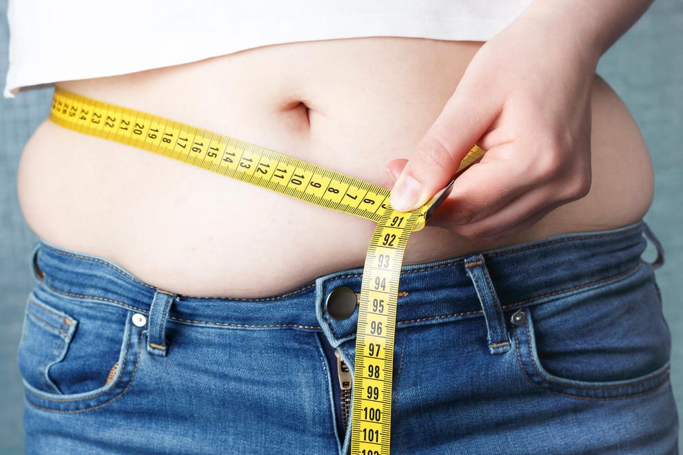 Zu dick? Vor allem am Bauch kann zu viel Fettgewebe schnell ungesund werden.