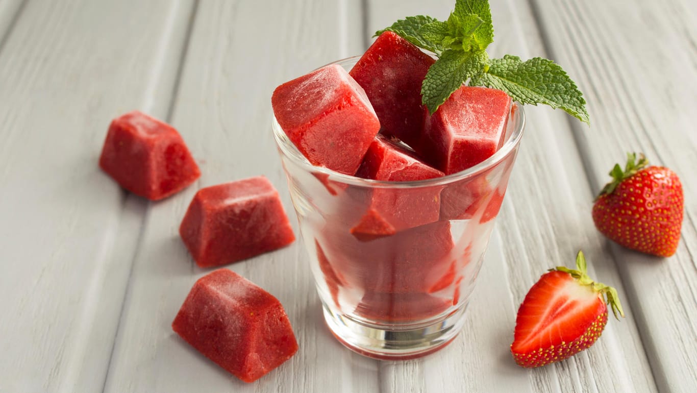 Pürierte Erdbeeren in Eiswürfelform: Sie können mit den Eiswürfeln Getränke aufpeppen.