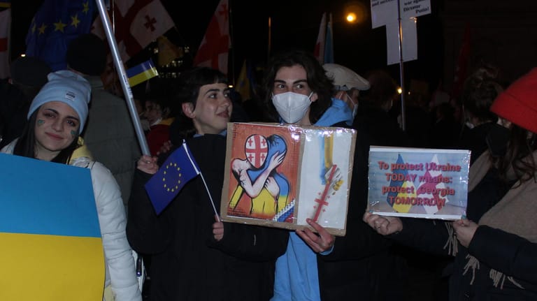 Kati Tshkomelidze (Mitte) und Freunde bei der Kundgebung in München. Die Gruppe demonstrierte mit 45.000 anderen Menschen gegen den Krieg in der Ukraine.