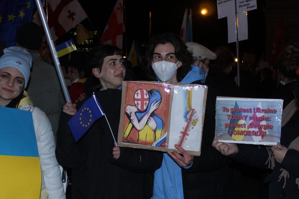 Kati Tshkomelidze (Mitte) und Freunde bei der Kundgebung in München. Die Gruppe demonstrierte mit 45.000 anderen Menschen gegen den Krieg in der Ukraine.