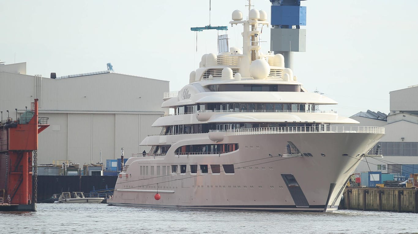 Die Jacht Dilbar des russischen Milliardärs Alischer Usmanow. Bisher ist nicht klar, ob das Schiff in Hamburg festgesetzt wird.