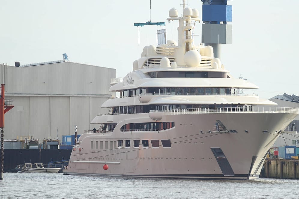 Die Jacht Dilbar des russischen Milliardärs Alischer Usmanow (Archivbild): Bisher ist nicht klar, ob das Schiff in Hamburg festgesetzt wird.