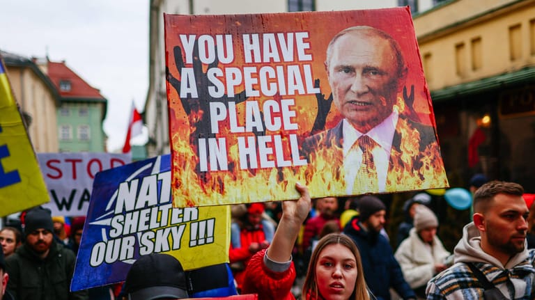 Proteste gegen Wladimir Putin in Polen: Deutschlands östliche Nachbarn begrüßen den deutschen Kurswechsel in der Russland-Politik.