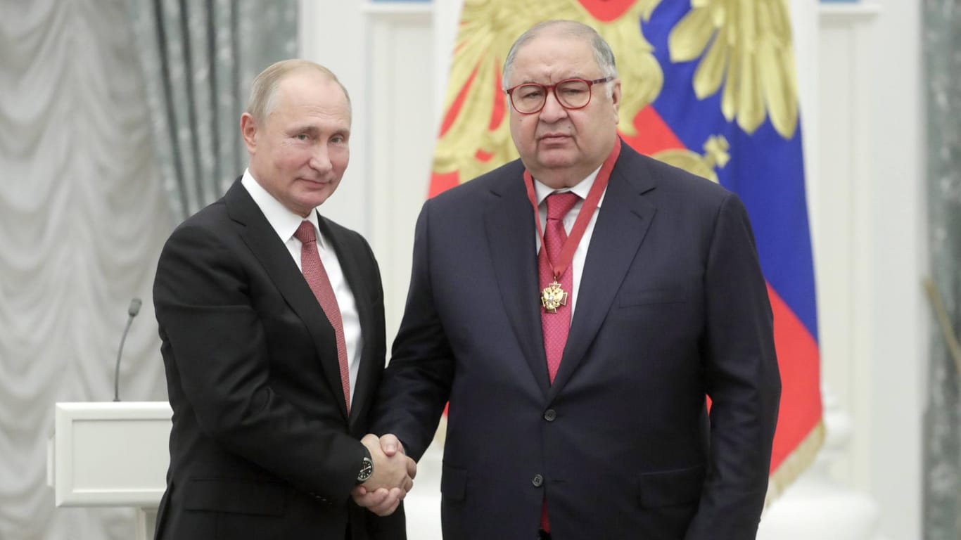 Alisher Usmanov schüttelt Wladimir Putin die Hand (Archivbild): Der Geschäftsmann ist einer der reichsten Männer Russlands.