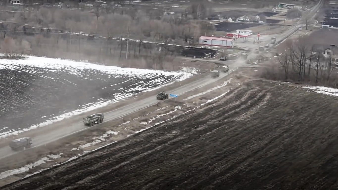 Russische Militärfahrzeuge in der Ukraine: Der Vorstoß der russischen Truppen auf Kiew kommt nur langsam voran.
