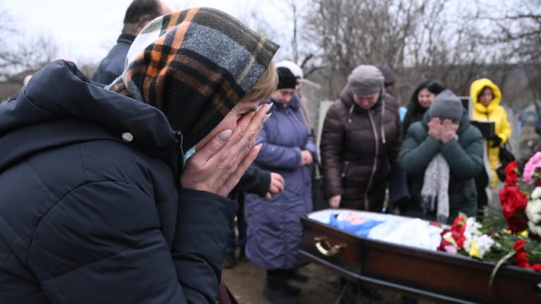 Eine Frau im ostukrainischen Horliwka weint um getötete Frauen und Kinder nach einem Angriff der russischen Truppen.