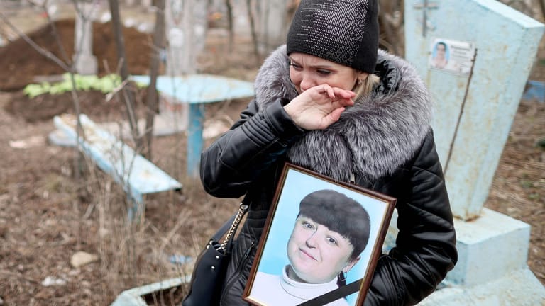 Gorlowka, Donbass: Eine Frau weint um zwei bei einem russischen Bombenangriff getötete Lehrerinnen. Die beiden arbeiteten an einer weiterführenden Schule.