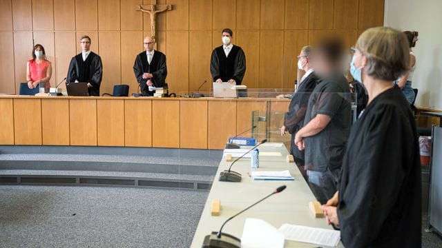 Wegen versuchter Morde an sechs Patienten und gefährlicher Körperverletzung ist ein ehemaliger Krankenpfleger (2. Wegen versuchter Morde an sechs Patienten und gefährlicher Körperverletzung ist ein ehemaliger Krankenpfleger (2.