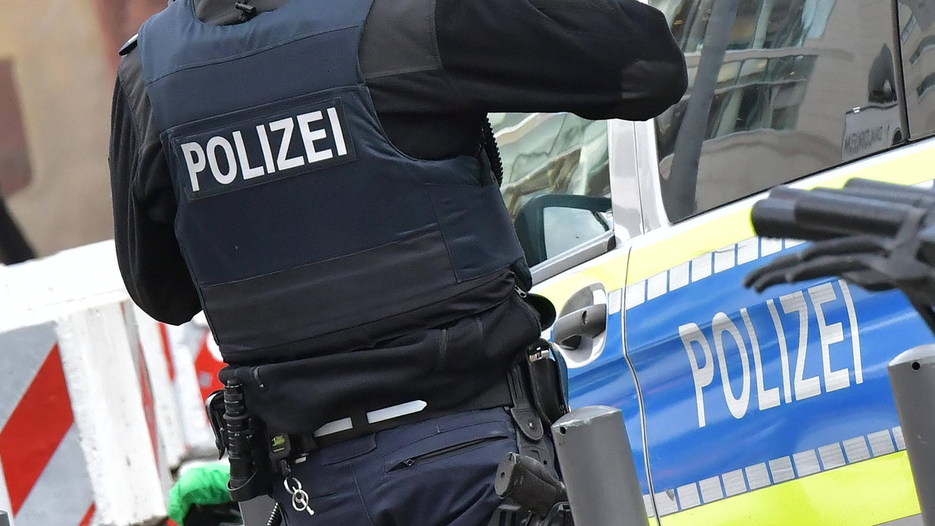 Ein Polizist vor einem Einsatzfahrzeug (Symbolbild): Die Beamten brachten den kleinen Vogel zu einer Auffangstation. Ein Polizist vor einem Einsatzfahrzeug (Symbolbild): Die Beamten brachten den kleinen Vogel zu einer Auffangstation.
