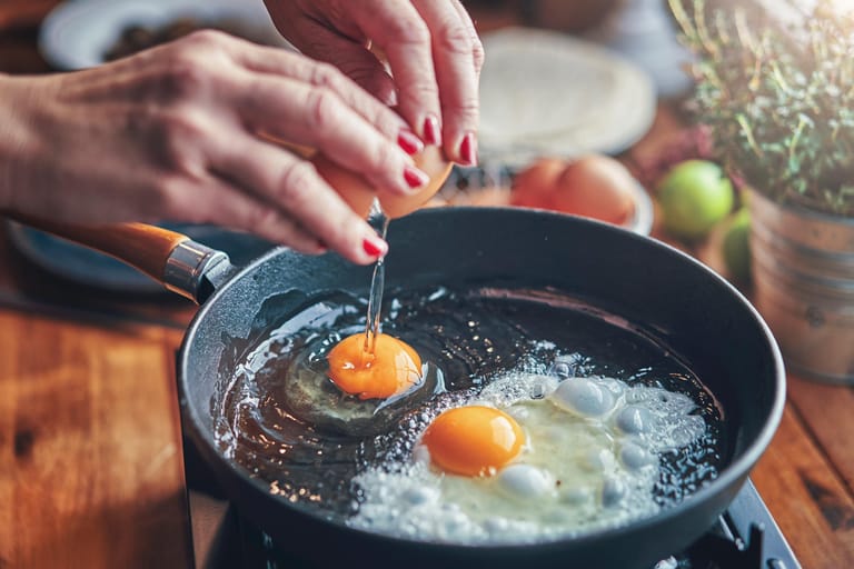Eier: Durchschnittlich rund sieben Gramm Protein liefert ein Ei. Das meiste davon steckt übrigens im Eigelb.