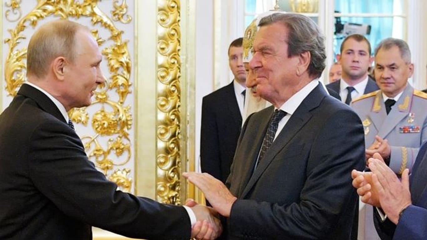 Ex-Kanzler Gerhard Schröder gratuliert Wladimir Putin zu dessen Amtseinführung als Präsident von Russland.