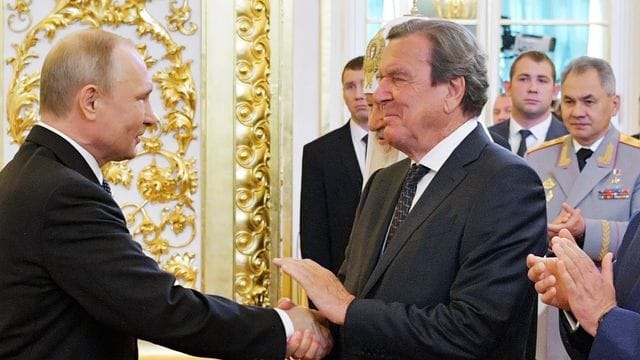 Ex-Kanzler Gerhard Schröder gratuliert Wladimir Putin zu dessen Amtseinführung als Präsident von Russland. Ex-Kanzler Gerhard Schröder gratuliert Wladimir Putin zu dessen Amtseinführung als Präsident von Russland.