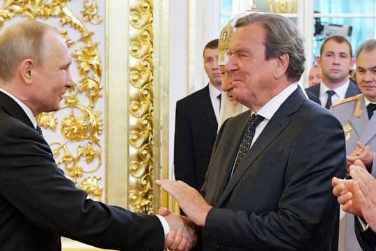 Ex-Kanzler Gerhard Schröder gratuliert Wladimir Putin zu dessen Amtseinführung als Präsident von Russland.