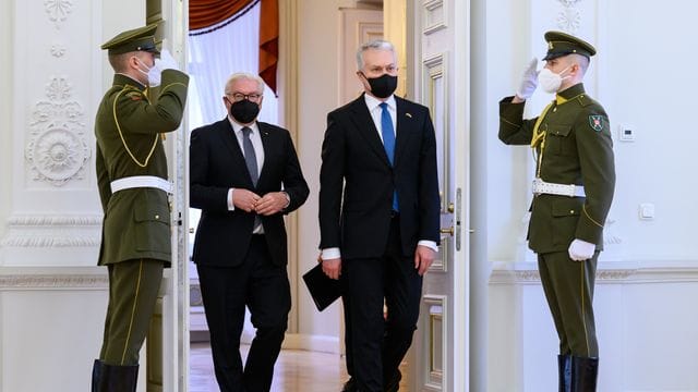 Bundespräsident Steinmeier ist wegen des Krieges in der Ukraine zu einem eintägigen Besuch in Litauen - hier zusammen mit seinem Amtskollegen Gitanas Nauseda. Bundespräsident Steinmeier ist wegen des Krieges in der Ukraine zu einem eintägigen Besuch in Litauen - hier zusammen mit seinem Amtskollegen Gitanas Nauseda.