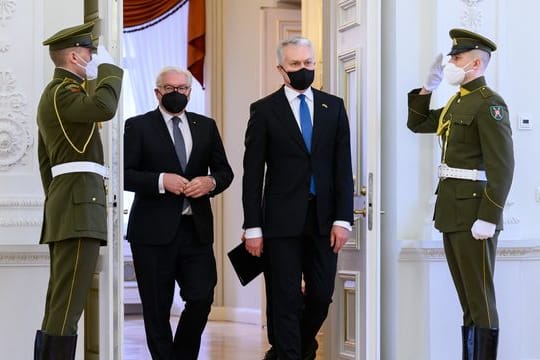 Bundespräsident Steinmeier ist wegen des Krieges in der Ukraine zu einem eintägigen Besuch in Litauen - hier zusammen mit seinem Amtskollegen Gitanas Nauseda.
