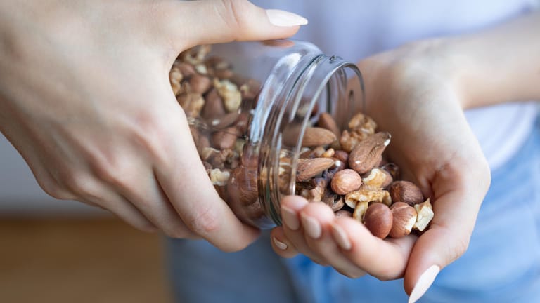 Handvoll Nüsse: Erdnüsse, Walnüsse und Mandeln enthalten viel pflanzliches Protein.