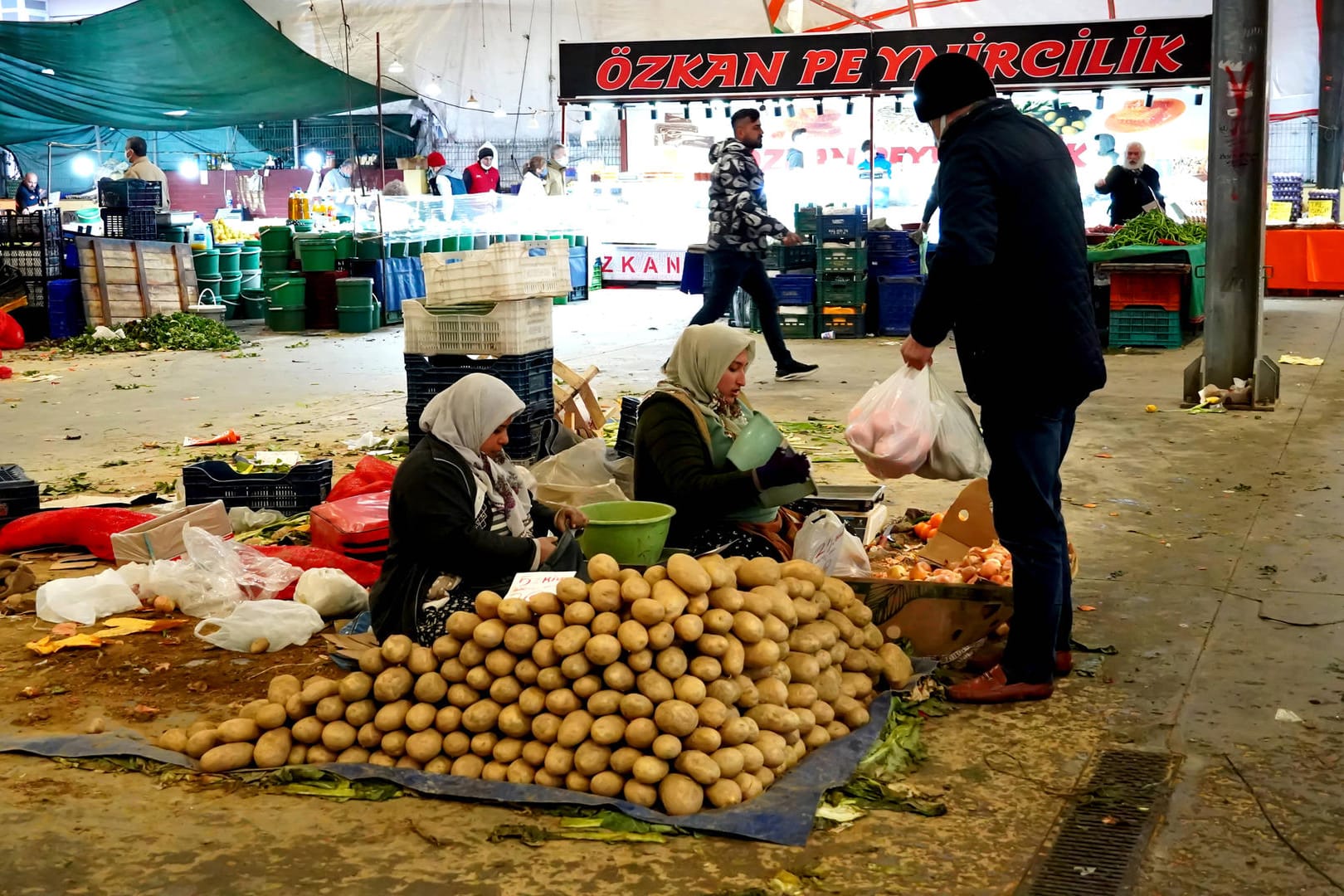 Gemüsehändlerinnen in Istanbul (Symbolbild): Die Preise für Lebensmittel sind im Vergleich zum Vorjahr um 65 Prozent gestiegen. Gemüsehändlerinnen in Istanbul (Symbolbild): Die Preise für Lebensmittel sind im Vergleich zum Vorjahr um 65 Prozent gestiegen.