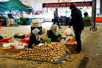 Gemüsehändlerinnen in Istanbul (Symbolbild): Die Preise für Lebensmittel sind im Vergleich zum Vorjahr um 65 Prozent gestiegen.