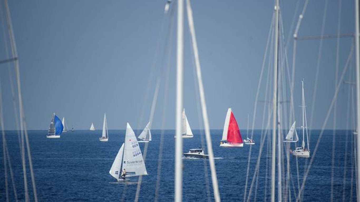 Segelboote fahren während der Eröffnung der Kieler Woche 2021 auf der Ostsee vor dem Olympiastützpunkt Schilksee.