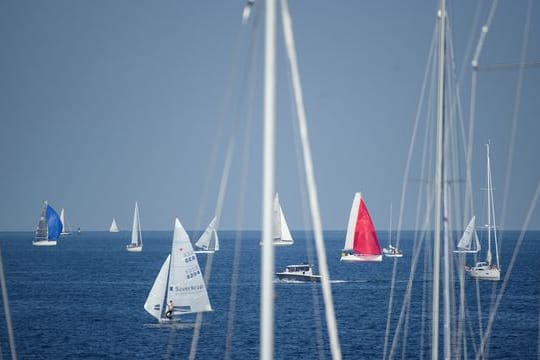 Segelboote fahren während der Eröffnung der Kieler Woche 2021 auf der Ostsee vor dem Olympiastützpunkt Schilksee.