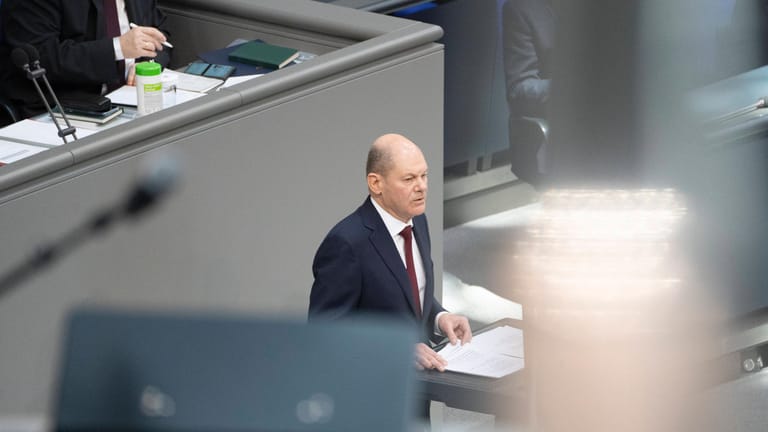 Bundeskanzler Olaf Scholz (SPD) am Rednerpult im Bundestag (Archivbild).