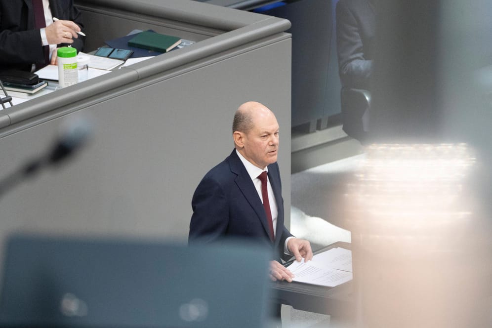Bundeskanzler Olaf Scholz (SPD) am Rednerpult im Bundestag (Archivbild).