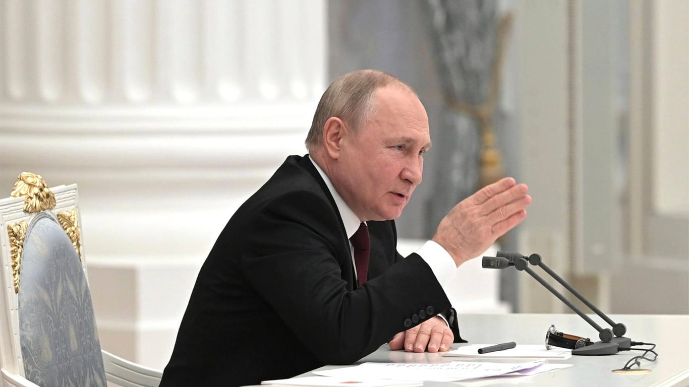 Putin am 21. Februar: Nach einer Sitzung des Sicherheitsrats strahlte das Staatsfernsehen aus, wie Putin ein Dekret zur Anerkennung der sogenannten "Volksrepubliken Donezk und Luhansk" unterschrieb.