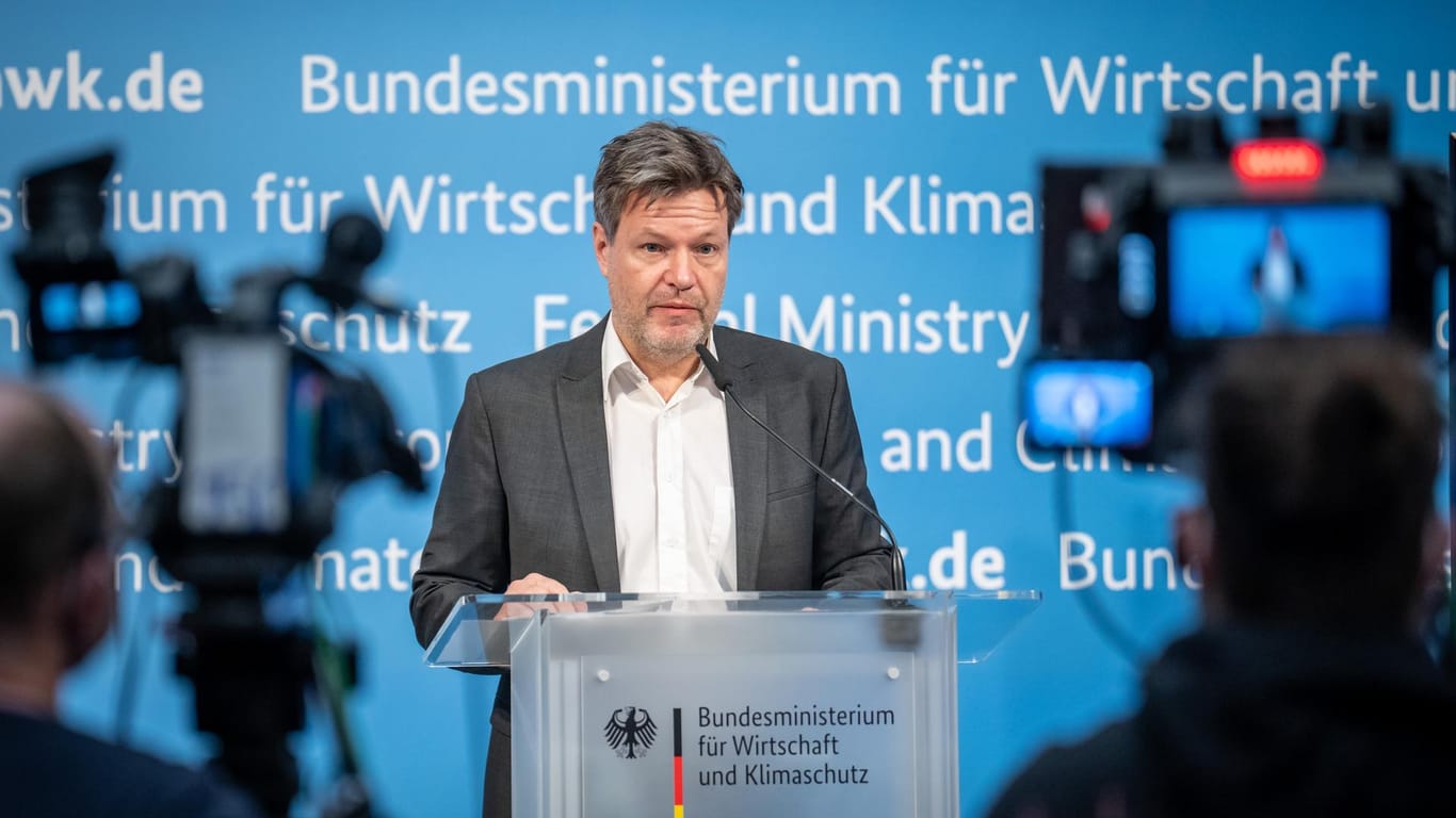 Robert Habeck, Bundesminister für Wirtschaft und Klimaschutz, gibt eine Pressekonferenz in Berlin: Er äußerte sich zu den Auswirkungen der Russland Sanktionen auf die deutsche Wirtschaft.