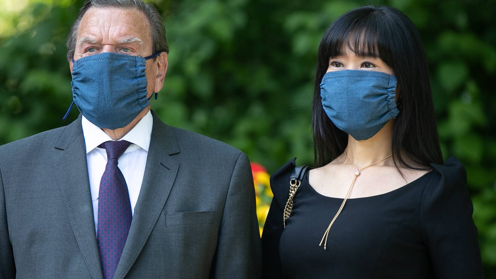 Gerhard Schröder und Ehefrau Soyeon Schröder-Kim (Archivbild): Beide sind vorsichtig mit ihrer Kritik an Putins Angriffskrieg. Gerhard Schröder und Ehefrau Soyeon Schröder-Kim (Archivbild): Beide sind vorsichtig mit ihrer Kritik an Putins Angriffskrieg.