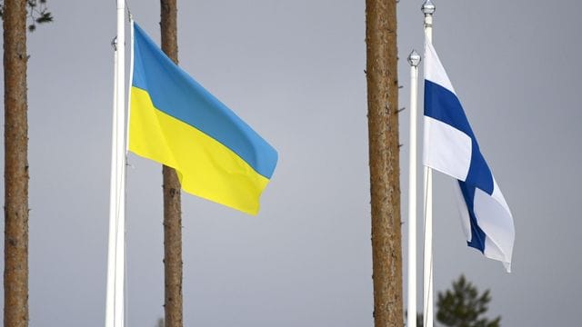 Die ukrainische Flagge weht neben der finnischen Flagge während des Biathlon-Weltcups in Kontiolahti.