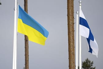 Die ukrainische Flagge weht neben der finnischen Flagge während des Biathlon-Weltcups in Kontiolahti.