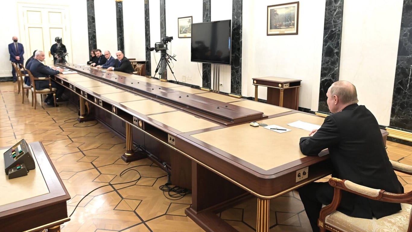 Putin im Kreml am Montag: Bei dem Treffen anlässlich der internationalen Sanktionen waren unter anderem Ministerpräsident Michail Mischustin, Finanzminister Anton Siluanow und die Chefin der russischen Zentralbank, Elwira Nabiullina anwesend.