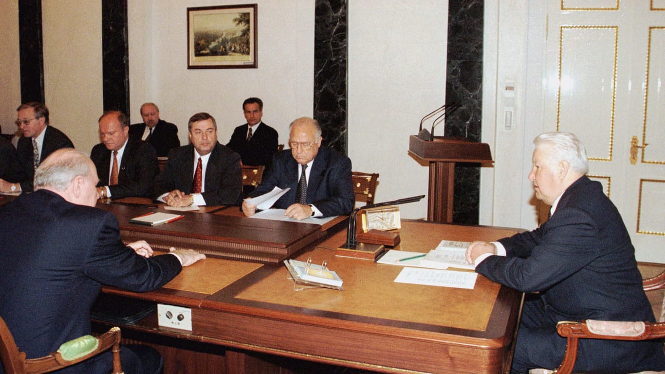 Boris Jelzin (rechts) im Kreml im Jahr 1998: Schon damals stand der Tisch, an dem auch Putin seine Treffen veranstaltet, im Kreml.