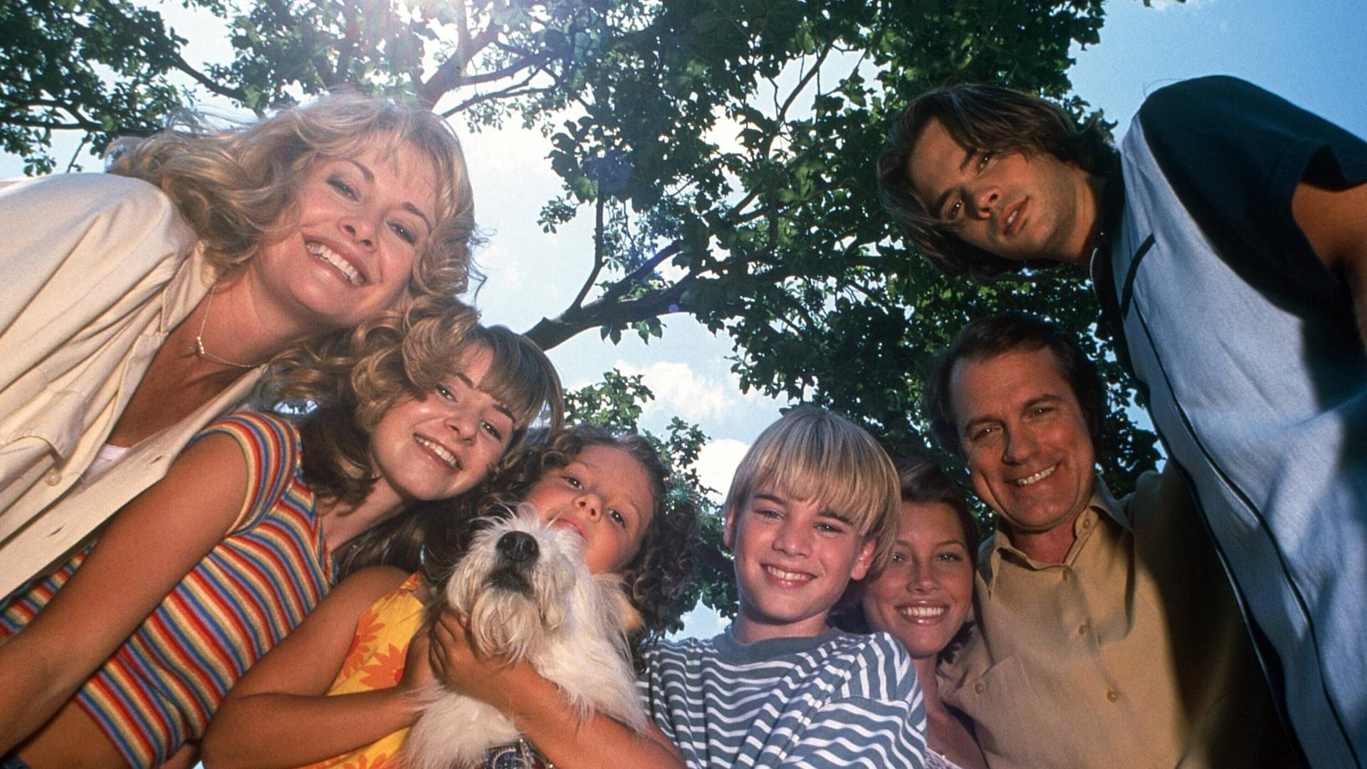 7TH HEAVEN, (aka SEVENTH HEAVEN), from left: Catherine Hicks, Beverley Mitchell, Mackenzie Rosman, Happy the dog, David