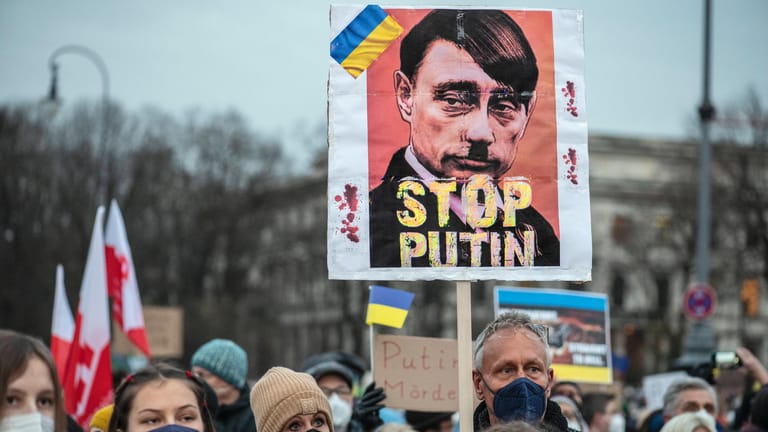 Demo gegen Putin in München: Neben friedlichen Protesten wie hier gibt es auch immer häufiger Attacken gegen russische Mitbürger.