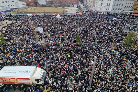 Demonstranten auf dem Spielbudenplatz und der Reeperbahn im Hamburger Stadtteil St.