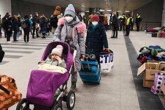 Eine Frau auf der Flucht aus der Ukraine schiebt einen Kinderwagen am Berliner Hauptbahnhof: Laut Bürgermeisterin Giffey ist Berlin "der große Dreh- und Angelpunkt" für ukrainische Flüchtlinge.