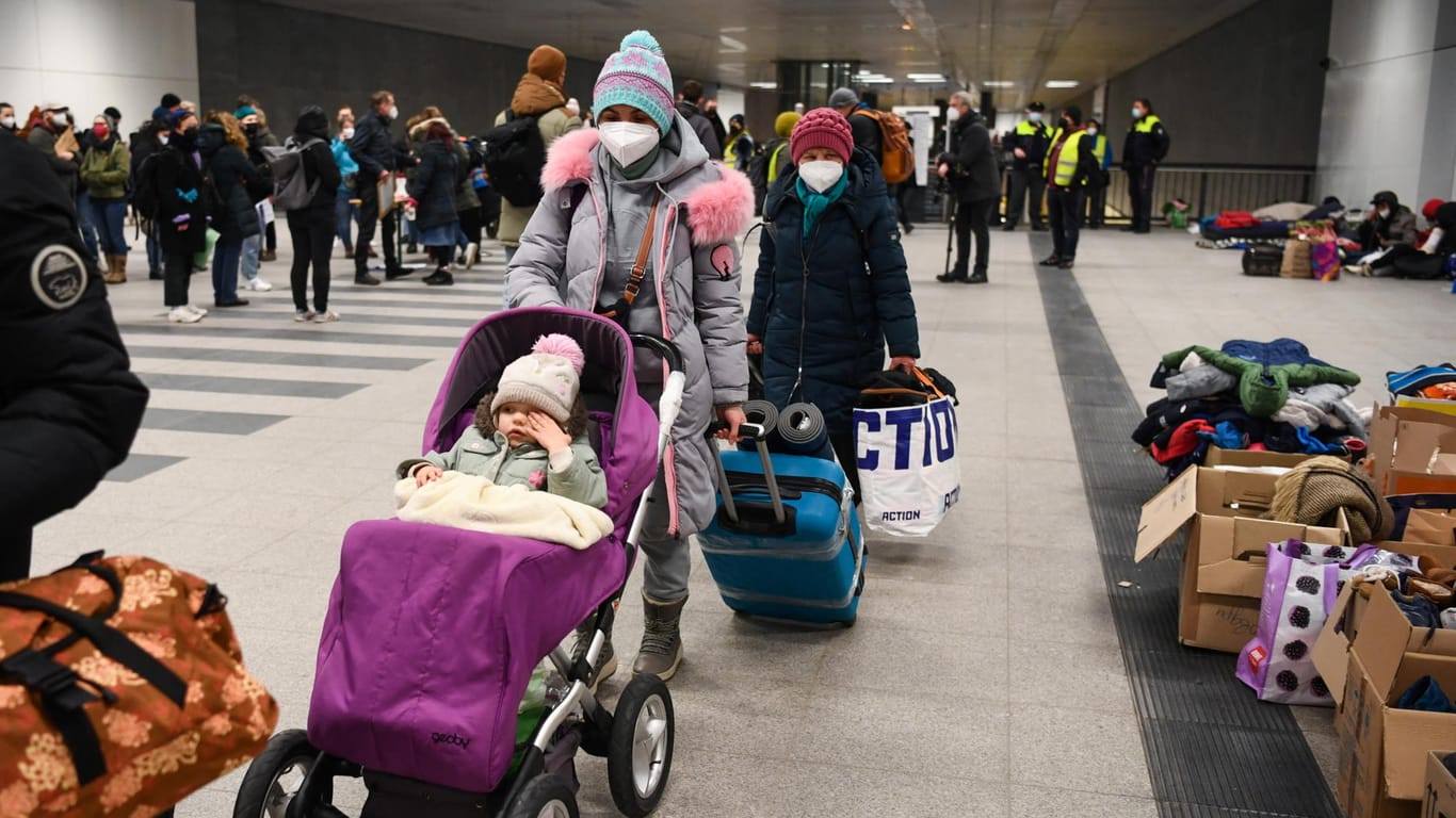 Eine Frau auf der Flucht aus der Ukraine schiebt einen Kinderwagen am Berliner Hauptbahnhof: Laut Bürgermeisterin Giffey ist Berlin "der große Dreh- und Angelpunkt" für ukrainische Flüchtlinge.