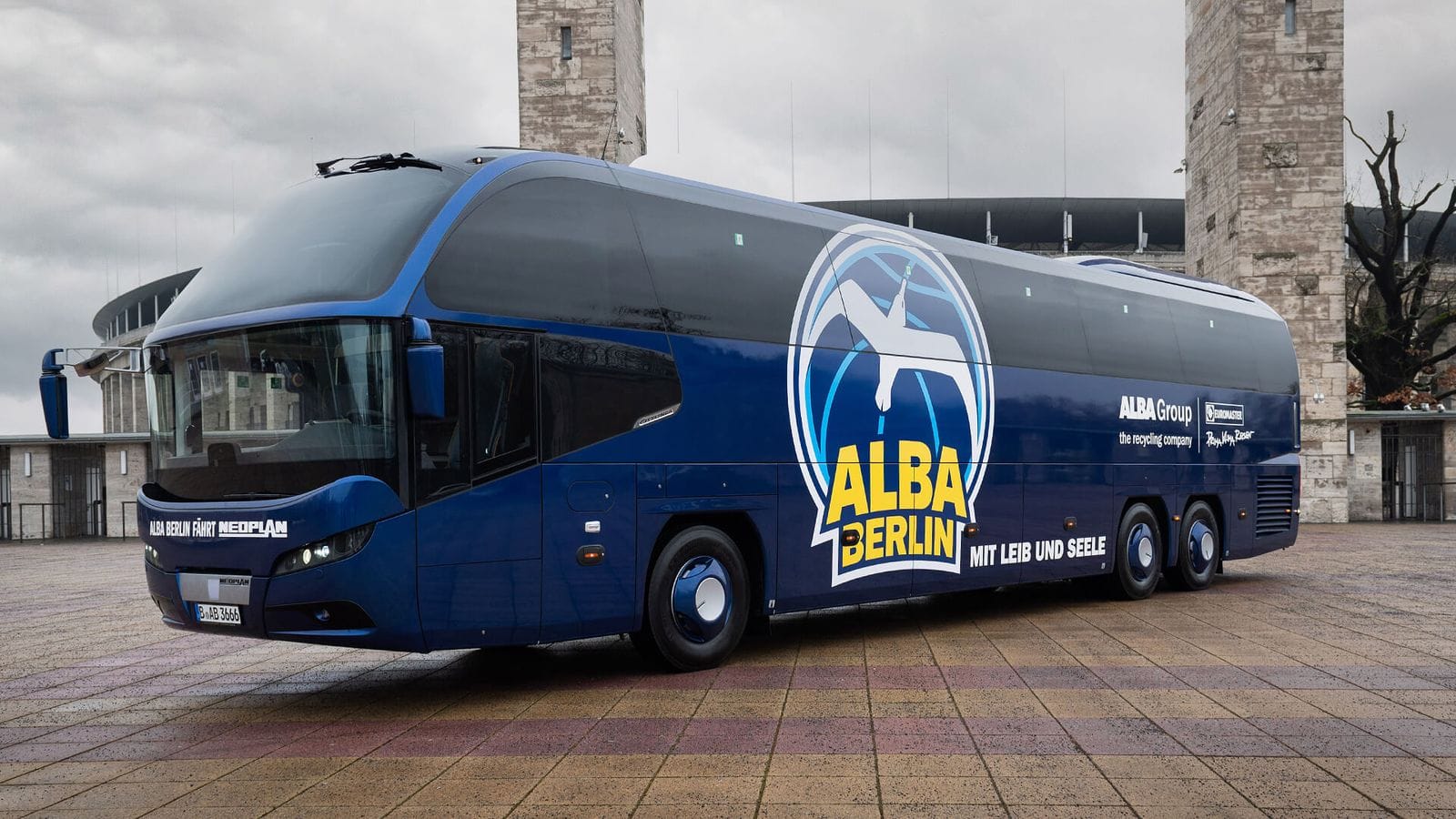 Der Alba-Bus: Der Plan sieht vor, mit Spenden an die Grenze zur Ukraine zu fahren und mit Flüchtlingen zurück nach Berlin. Der Alba-Bus: Der Plan sieht vor, mit Spenden an die Grenze zur Ukraine zu fahren und mit Flüchtlingen zurück nach Berlin.