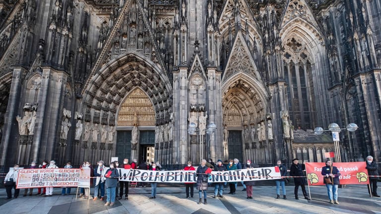Proteste in Köln an Aschermittwoch: Rund 300 Menschen waren einem Aufruf der Reforminitiative Maria 2.0 gefolgt und haben vor dem Kölner Dom gegen Missbrauch und Vertuschung in der katholischen Kirche demonstriert.