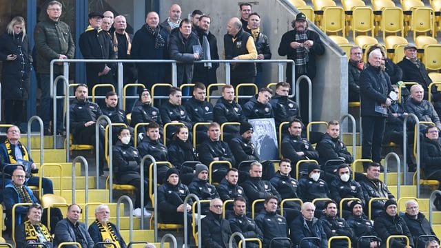 Spieler der SG Dynamo Dresden und Gäste sitzen während der öffentlichen Gedenkfeier zu Ehren von Hans-Jürgen "Dixie" Dörner im Rudolf-Harbig-Stadion.