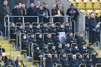 Spieler der SG Dynamo Dresden und Gäste sitzen während der öffentlichen Gedenkfeier zu Ehren von Hans-Jürgen "Dixie" Dörner im Rudolf-Harbig-Stadion.
