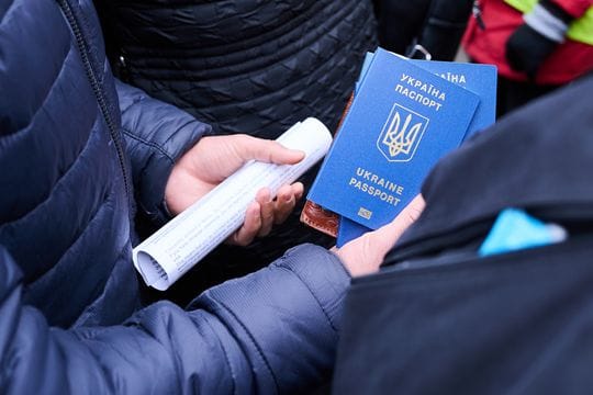 Ukraine-Konflikt - Flüchtlinge kommen in Deutschland an