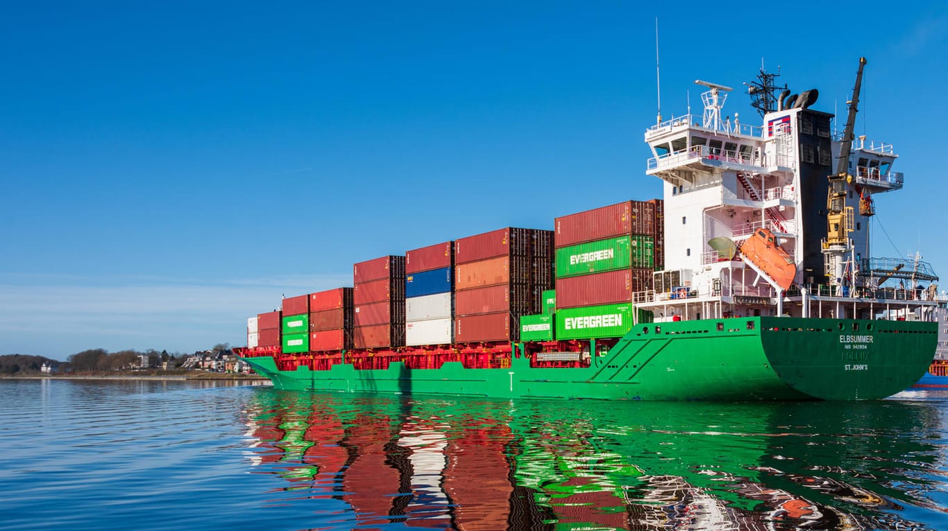 Ein Containerfrachter (Symbolbild): Ein estnisches Frachtschiff ist vor der Küste Odessas im schwarzen Meer gesunken.
