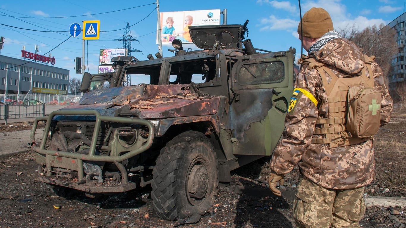 Charkiw: Ein ukrainischer Soldat inspiziert ein beschädigtes Militärfahrzeug.