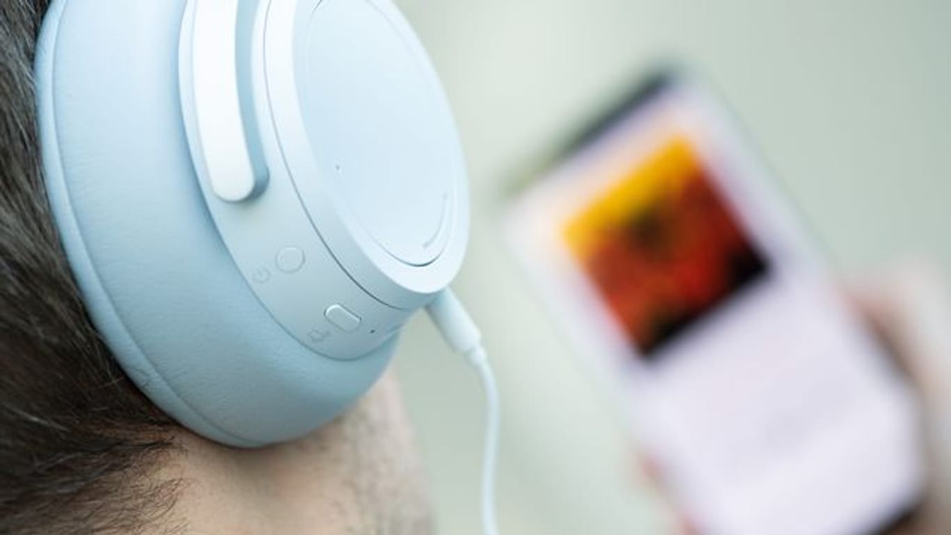 Die Umsätze mit Audio-Streaming trägt die Musikbranche durch die Pandemie.