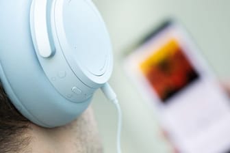 Die Umsätze mit Audio-Streaming trägt die Musikbranche durch die Pandemie.