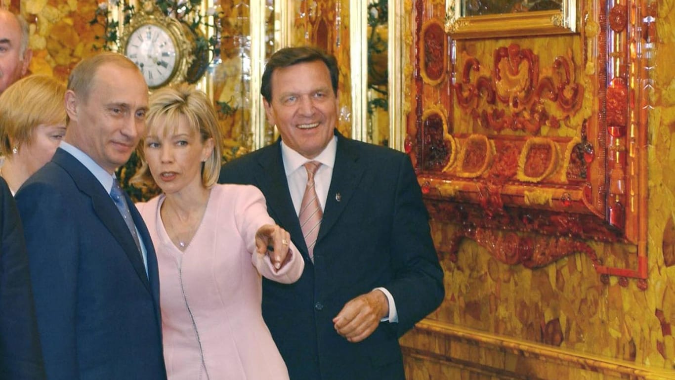 Doris Schröder-Köpf, Wladimir Putin (l.) und Altkanzler Gerhard Schröder (Archivbild): Hier besichtigte das Ehepaar mit dem russischen Präsidenten das Bernsteinzimmer.