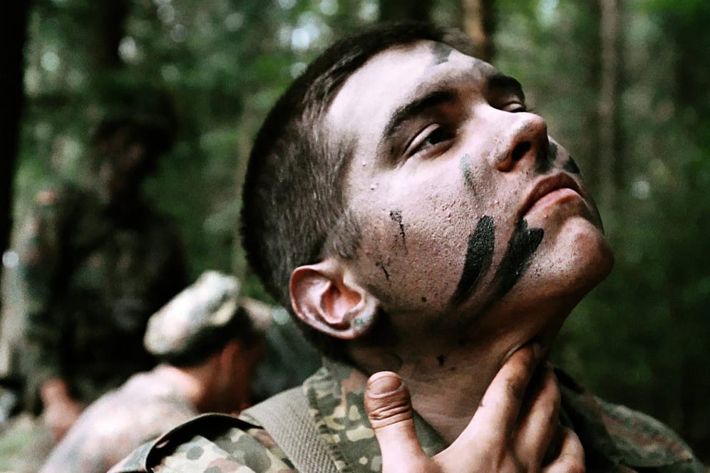 Im Rahmen einer Übung der Bundeswehr tarnt ein Rekrut sein Gesicht mit Farbe: Die Wehrpflicht wurde 2011 ausgesetzt.