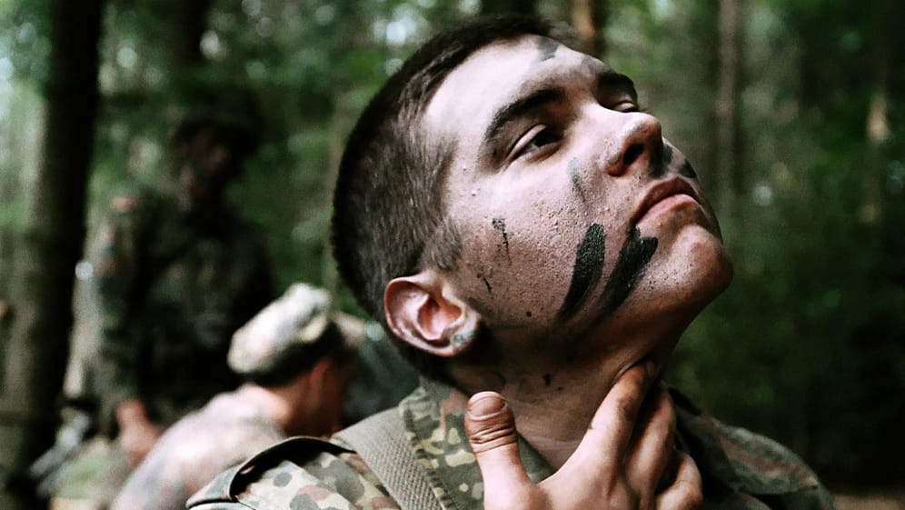 Im Rahmen einer Übung der Bundeswehr tarnt ein Rekrut sein Gesicht mit Farbe: Die Wehrpflicht wurde 2011 ausgesetzt.